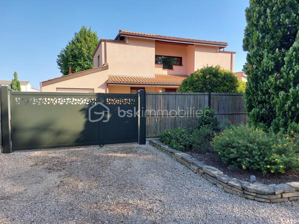 Grande maison d’architecte , 180 m² habitables + 92 m² de dépendances .
Calme et fonctionnelle Située dans un environnement agréable et résidentiel, à proximité des établissements scolaires (maternelle, école élémentaire, collège et lycée à moins d’1 km et accessibles à pied), de la zone verte et du lac du bois vieux, des installations sportives (stade, tennis, golf Lou Verdai),.
Actuellement aménagée avec 4 grandes chambres et 2 bureaux mais possibilité d'avoir un total de 6 chambres, elle est idéale pour une famille avec des enfants.
Séjour lumineux avec cheminée centrale.
Cuisine équipée.
1 salle de bain et 1 salle d'eau ainsi que 2 wc indépendants.
Terrain arboré et paysagé de 1566 m2, entièrement clos et disposant d’un accès indépendant, piscine 6 m x 11 m, arrosage intégré avec l’eau du puits. 
 2 garages séparés + 4 places de parking privées devant la maison + rangement jardin 25 m2 + 2 caves équipées pour le vin. 
Maison en parfait état d’entretien .
Tout à l’égout, gaz de ville, fibre, alarme et télésurveillance, video surveillance extérieure, serrures de haute sécurité, chaudière à condensation changée en 2021.
  Quartier très calme, peu de passage, voisinage agréable, aucune nuisance  Possibilité de détacher une parcelle de 800m2 à la vente en se séparant de la piscine.
Possibilité d’achat avec le mobilier et le matériel d’entretien (tondeuse, robots piscine, taille haie…) permettant un emménagement immédiat.
Je reste à votre disposition 7/7 Jours pour plus d'information et pour organiser une visite.