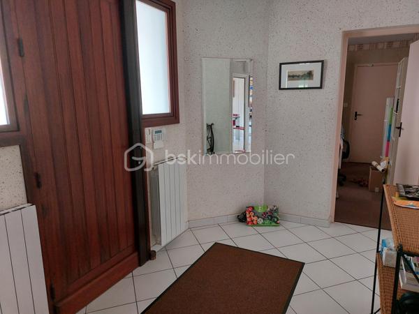 Grande maison d’architecte , 180 m² habitables + 92 m² de dépendances .
Calme et fonctionnelle Située dans un environnement agréable et résidentiel, à proximité des établissements scolaires (maternelle, école élémentaire, collège et lycée à moins d’1 km et accessibles à pied), de la zone verte et du lac du bois vieux, des installations sportives (stade, tennis, golf Lou Verdai),.
Actuellement aménagée avec 4 grandes chambres et 2 bureaux mais possibilité d'avoir un total de 6 chambres, elle est idéale pour une famille avec des enfants.
Séjour lumineux avec cheminée centrale.
Cuisine équipée.
1 salle de bain et 1 salle d'eau ainsi que 2 wc indépendants.
Terrain arboré et paysagé de 1566 m2, entièrement clos et disposant d’un accès indépendant, piscine 6 m x 11 m, arrosage intégré avec l’eau du puits. 
 2 garages séparés + 4 places de parking privées devant la maison + rangement jardin 25 m2 + 2 caves équipées pour le vin. 
Maison en parfait état d’entretien .
Tout à l’égout, gaz de ville, fibre, alarme et télésurveillance, video surveillance extérieure, serrures de haute sécurité, chaudière à condensation changée en 2021.
  Quartier très calme, peu de passage, voisinage agréable, aucune nuisance  Possibilité de détacher une parcelle de 800m2 à la vente en se séparant de la piscine.
Possibilité d’achat avec le mobilier et le matériel d’entretien (tondeuse, robots piscine, taille haie…) permettant un emménagement immédiat.
Je reste à votre disposition 7/7 Jours pour plus d'information et pour organiser une visite.