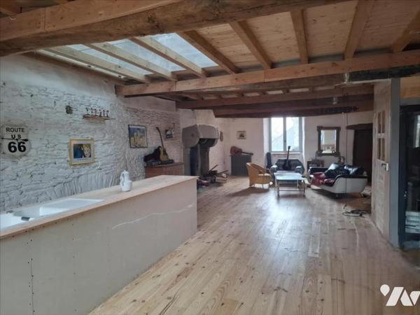 CENTRE-VILLE CARHAIX : BELLE BATISSE EN PIERRE