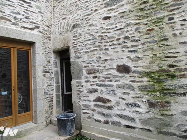 CENTRE-VILLE CARHAIX : BELLE BATISSE EN PIERRE