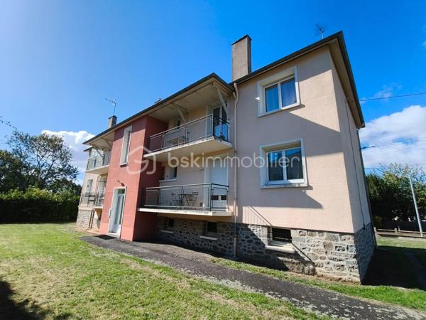 Dans un petit immeuble de 4 appartements à vendre un appartement de 69.94m2 composé d'une entrée, une cuisine, wc, trois chambres, salle/salon.
Fenetres pvc avec volet roulant electrique.
Garage avec une cave 

Chauffage gaz de ville avec chaudière neuve

Appartement loué actuellement 417.66 euros
locataire en place depuis longtemps 

charges entre 600 et 800 euros suivant travaux