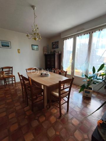 Dans un petit immeuble de 4 appartements à vendre un appartement de 69.94m2 composé d'une entrée, une cuisine, wc, trois chambres, salle/salon.
Fenetres pvc avec volet roulant electrique.
Garage avec une cave 

Chauffage gaz de ville avec chaudière neuve

Appartement loué actuellement 417.66 euros
locataire en place depuis longtemps 

charges entre 600 et 800 euros suivant travaux