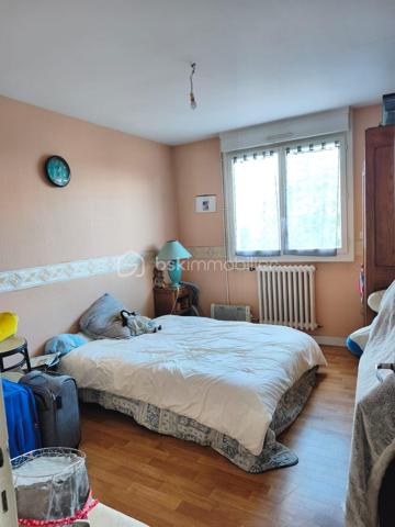 Dans un petit immeuble de 4 appartements à vendre un appartement de 69.94m2 composé d'une entrée, une cuisine, wc, trois chambres, salle/salon.
Fenetres pvc avec volet roulant electrique.
Garage avec une cave 

Chauffage gaz de ville avec chaudière neuve

Appartement loué actuellement 417.66 euros
locataire en place depuis longtemps 

charges entre 600 et 800 euros suivant travaux