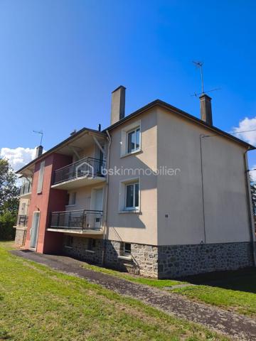 Dans un petit immeuble de 4 appartements à vendre un appartement de 69.94m2 composé d'une entrée, une cuisine, wc, trois chambres, salle/salon.
Fenetres pvc avec volet roulant electrique.
Garage avec une cave 

Chauffage gaz de ville avec chaudière neuve

Appartement loué actuellement 417.66 euros
locataire en place depuis longtemps 

charges entre 600 et 800 euros suivant travaux