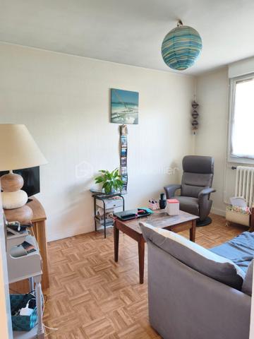 Dans un petit immeuble de 4 appartements à vendre un appartement de 69.94m2 composé d'une entrée, une cuisine, wc, trois chambres, salle/salon.
Fenetres pvc avec volet roulant electrique.
Garage avec une cave 

Chauffage gaz de ville avec chaudière neuve

Appartement loué actuellement 417.66 euros
locataire en place depuis longtemps 

charges entre 600 et 800 euros suivant travaux