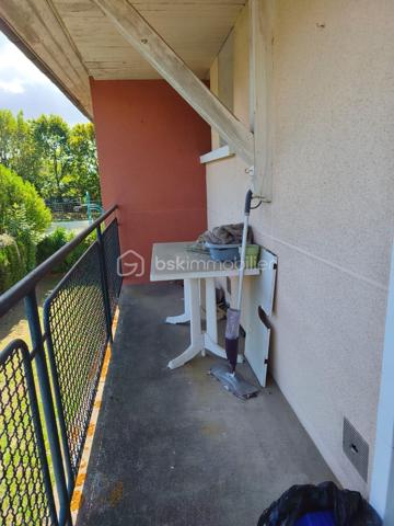 Dans un petit immeuble de 4 appartements à vendre un appartement de 69.94m2 composé d'une entrée, une cuisine, wc, trois chambres, salle/salon.
Fenetres pvc avec volet roulant electrique.
Garage avec une cave 

Chauffage gaz de ville avec chaudière neuve

Appartement loué actuellement 417.66 euros
locataire en place depuis longtemps 

charges entre 600 et 800 euros suivant travaux