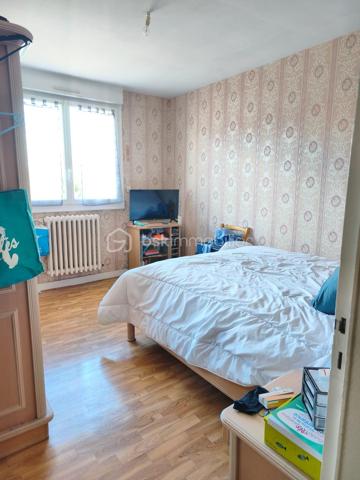 Dans un petit immeuble de 4 appartements à vendre un appartement de 69.94m2 composé d'une entrée, une cuisine, wc, trois chambres, salle/salon.
Fenetres pvc avec volet roulant electrique.
Garage avec une cave 

Chauffage gaz de ville avec chaudière neuve

Appartement loué actuellement 417.66 euros
locataire en place depuis longtemps 

charges entre 600 et 800 euros suivant travaux