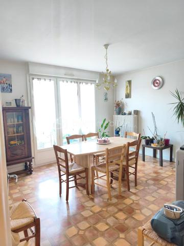 Dans un petit immeuble de 4 appartements à vendre un appartement de 69.94m2 composé d'une entrée, une cuisine, wc, trois chambres, salle/salon.
Fenetres pvc avec volet roulant electrique.
Garage avec une cave 

Chauffage gaz de ville avec chaudière neuve

Appartement loué actuellement 417.66 euros
locataire en place depuis longtemps 

charges entre 600 et 800 euros suivant travaux