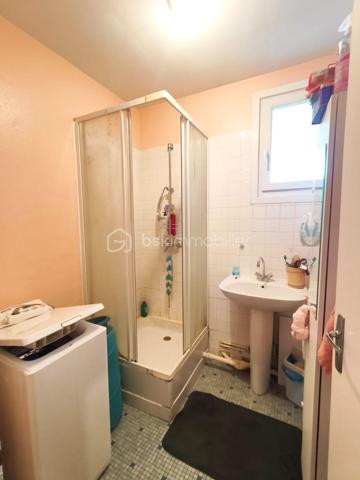 Dans un petit immeuble de 4 appartements à vendre un appartement de 69.94m2 composé d'une entrée, une cuisine, wc, trois chambres, salle/salon.
Fenetres pvc avec volet roulant electrique.
Garage avec une cave 

Chauffage gaz de ville avec chaudière neuve

Appartement loué actuellement 417.66 euros
locataire en place depuis longtemps 

charges entre 600 et 800 euros suivant travaux