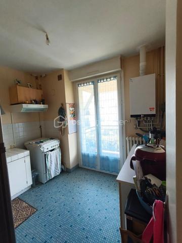 Dans un petit immeuble de 4 appartements à vendre un appartement de 69.94m2 composé d'une entrée, une cuisine, wc, trois chambres, salle/salon.
Fenetres pvc avec volet roulant electrique.
Garage avec une cave 

Chauffage gaz de ville avec chaudière neuve

Appartement loué actuellement 417.66 euros
locataire en place depuis longtemps 

charges entre 600 et 800 euros suivant travaux