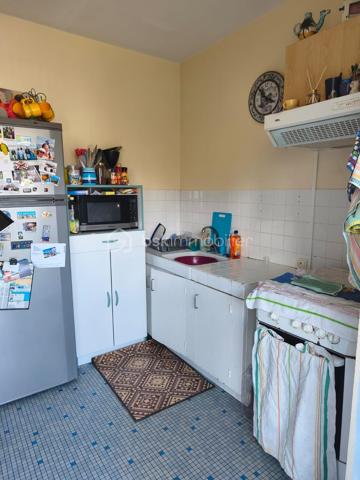 Dans un petit immeuble de 4 appartements à vendre un appartement de 69.94m2 composé d'une entrée, une cuisine, wc, trois chambres, salle/salon.
Fenetres pvc avec volet roulant electrique.
Garage avec une cave 

Chauffage gaz de ville avec chaudière neuve

Appartement loué actuellement 417.66 euros
locataire en place depuis longtemps 

charges entre 600 et 800 euros suivant travaux