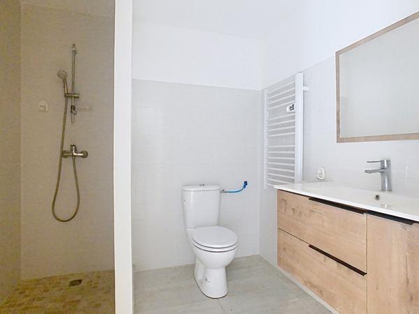 A LOUER  PIERRELATTE - Appartement climatisé 61 m2 - avec jardin