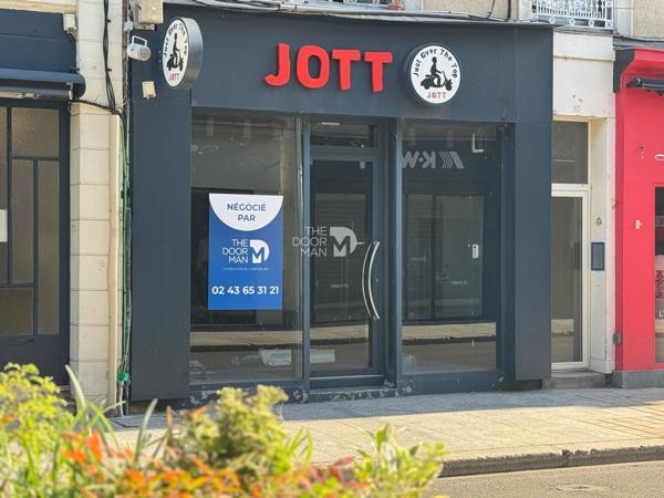 Locaux commerciaux - À vendre - 82 m² - LAVAL | The Door Man