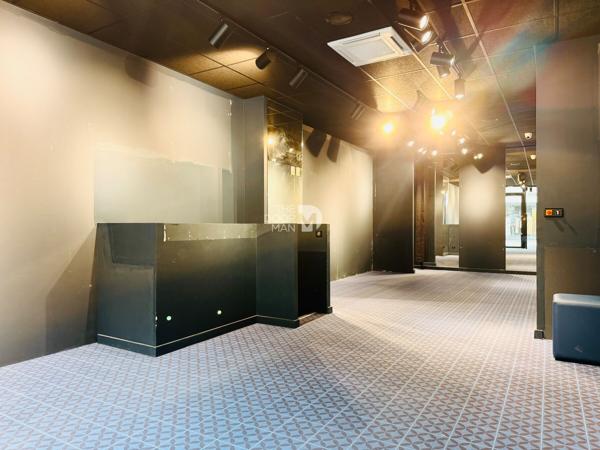 Locaux commerciaux - À vendre - 82 m² - LAVAL | The Door Man