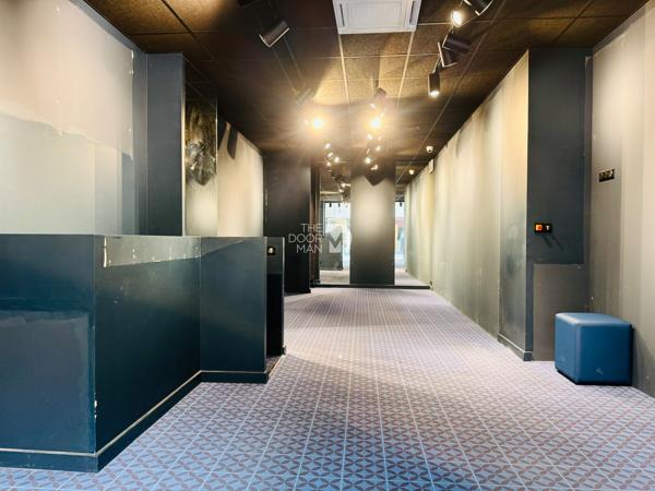 Locaux commerciaux - À vendre - 82 m² - LAVAL | The Door Man