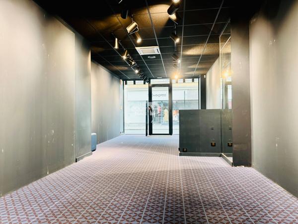 Locaux commerciaux - À vendre - 82 m² - LAVAL | The Door Man