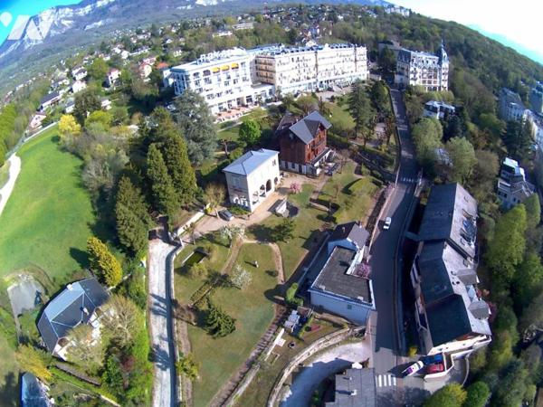 Propriété 4 bâtiments 850 m² habitables comprenant un chalet, un bâtiment, 2 maisons