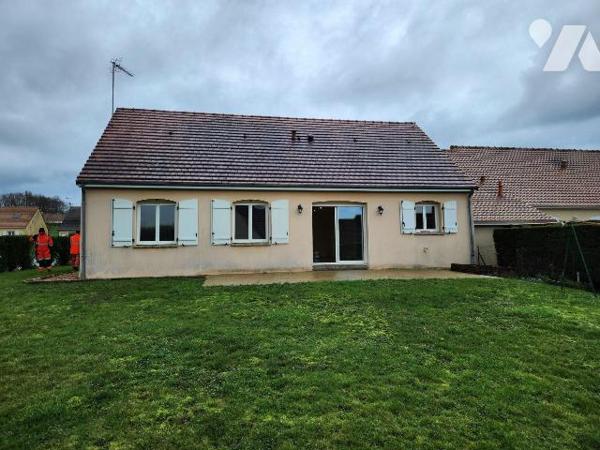 Pavillon de plain-pied 3 chambres sur 796m² :

Séjour avec cuisine aménagée ouverte, couloir,...