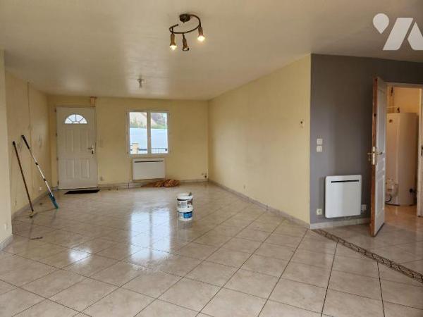 Pavillon de plain-pied 3 chambres sur 796m² :

Séjour avec cuisine aménagée ouverte, couloir,...