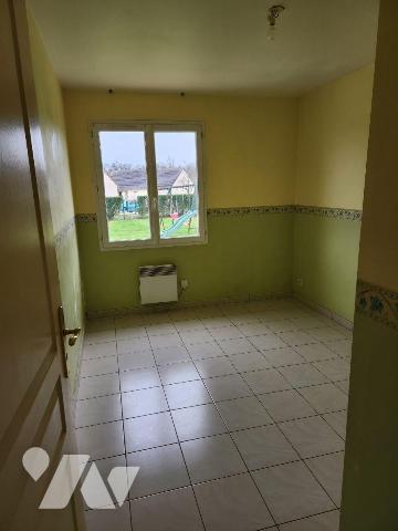 Pavillon de plain-pied 3 chambres sur 796m² :

Séjour avec cuisine aménagée ouverte, couloir,...