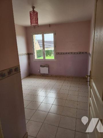 Pavillon de plain-pied 3 chambres sur 796m² :

Séjour avec cuisine aménagée ouverte, couloir,...