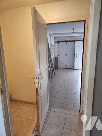 Pavillon de plain-pied 3 chambres sur 796m² :

Séjour avec cuisine aménagée ouverte, couloir,...