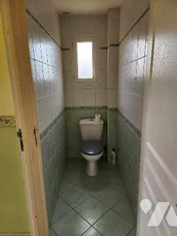 Pavillon de plain-pied 3 chambres sur 796m² :

Séjour avec cuisine aménagée ouverte, couloir,...