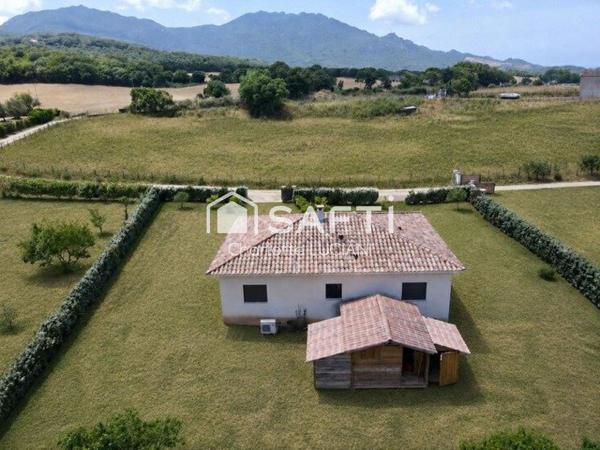 Maison familiale de plain-pied sur 1 920 m² de terrain plat et piscinable
