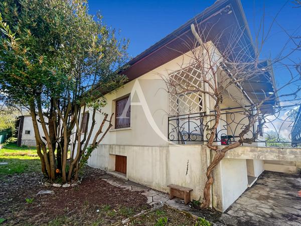 Maison sur deux niveaux, avec garage et Atelier.