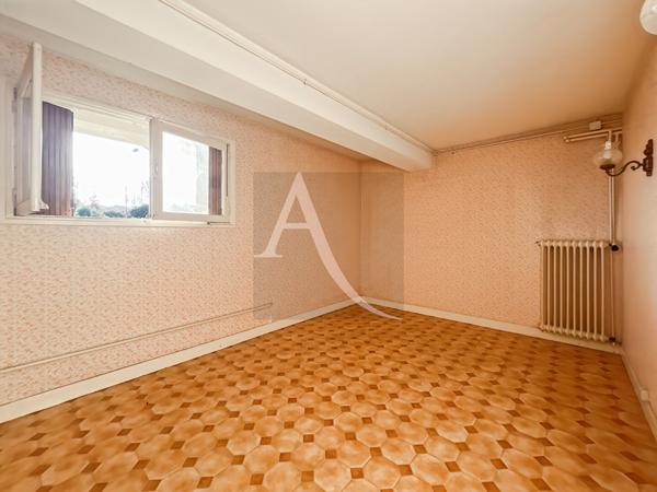 Maison sur deux niveaux, avec garage et Atelier.