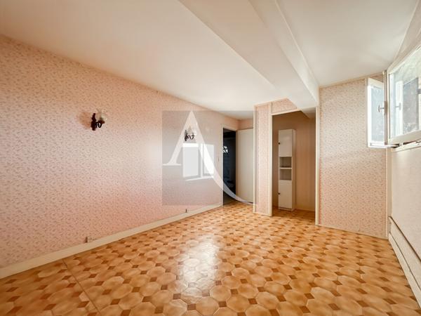 Maison sur deux niveaux, avec garage et Atelier.