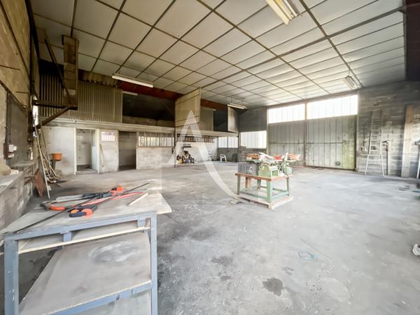 Maison sur deux niveaux, avec garage et Atelier.