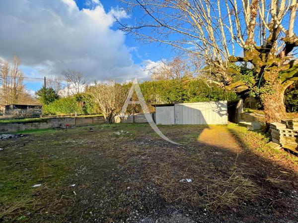 Maison sur deux niveaux, avec garage et Atelier.