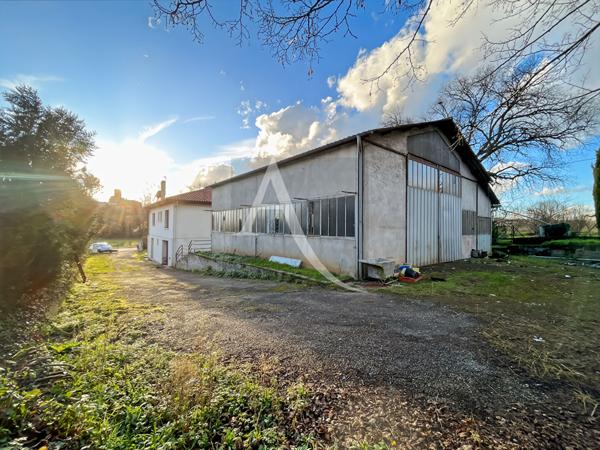 Maison sur deux niveaux, avec garage et Atelier.