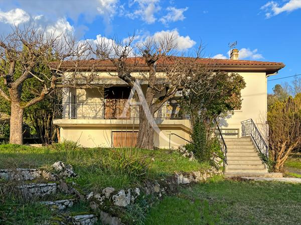 Maison sur deux niveaux, avec garage et Atelier.