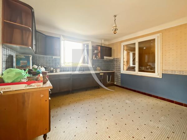 Maison sur deux niveaux, avec garage et Atelier.