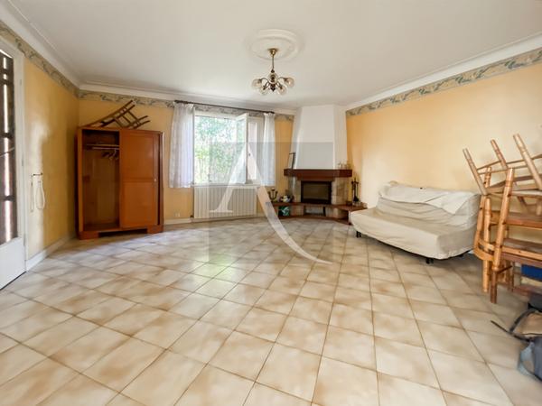 Maison sur deux niveaux, avec garage et Atelier.