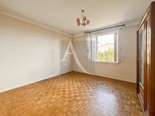 Maison sur deux niveaux, avec garage et Atelier.