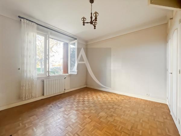 Maison sur deux niveaux, avec garage et Atelier.