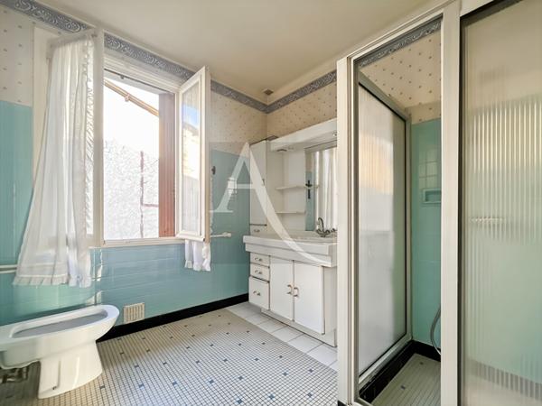 Maison sur deux niveaux, avec garage et Atelier.