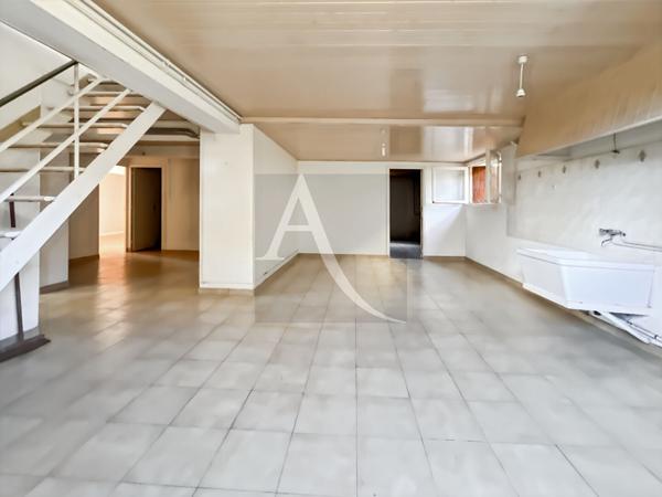 Maison sur deux niveaux, avec garage et Atelier.