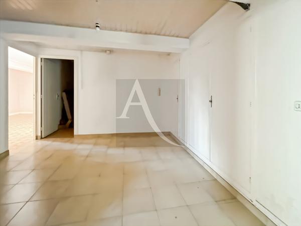 Maison sur deux niveaux, avec garage et Atelier.