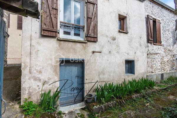 Exclusivité à Nemours, 5 minutes à pieds du Centre Ville, 15 minutes à pieds de la Gare (Ligne R 1h15 Paris Gare de Lyon). 
Devenez propriétaire de cette Maison avec Garage et Sous Sol pour le prix d'un appartement, les inconvénients en moins. 
Voici sa description, 
RDC : Entrée dans la Pièce de Vie, Cuisine / Salle à Manger, Salle d'Eau avec WC. 
1er Etage : Salon avec Chambre semi ouverte (ou 2 Chambres en enfilade). 
Par l'extérieur vous aurez accès au Sous Sol d'environ 20 m2 et un petit Garage de 9m2. 
Vous disposerez également d'un petit extérieur commun.

Les +++ :
- Faible Tarif 
- Proximité de toutes les commodités 
- Rénovation d'ampleur vers une Classe Energetique B via Aides de l'Etat possible pour les revenues les plus modestes. 
- Toiture récemment contrôlée 
- Bon rendement locatif potentiel après réalisation de travaux (750 euros par mois) 
- Possibilité d'acheter un deuxième lot équivalent pour une centralisation locative

Ne tardez plus, pour la visiter contactez-moi,


-