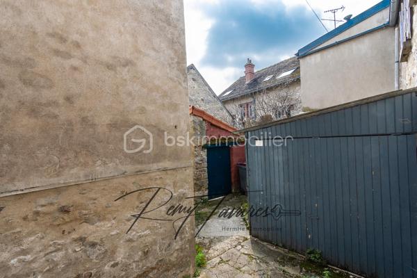 Exclusivité à Nemours, 5 minutes à pieds du Centre Ville, 15 minutes à pieds de la Gare (Ligne R 1h15 Paris Gare de Lyon). 
Devenez propriétaire de cette Maison avec Garage et Sous Sol pour le prix d'un appartement, les inconvénients en moins. 
Voici sa description, 
RDC : Entrée dans la Pièce de Vie, Cuisine / Salle à Manger, Salle d'Eau avec WC. 
1er Etage : Salon avec Chambre semi ouverte (ou 2 Chambres en enfilade). 
Par l'extérieur vous aurez accès au Sous Sol d'environ 20 m2 et un petit Garage de 9m2. 
Vous disposerez également d'un petit extérieur commun.

Les +++ :
- Faible Tarif 
- Proximité de toutes les commodités 
- Rénovation d'ampleur vers une Classe Energetique B via Aides de l'Etat possible pour les revenues les plus modestes. 
- Toiture récemment contrôlée 
- Bon rendement locatif potentiel après réalisation de travaux (750 euros par mois) 
- Possibilité d'acheter un deuxième lot équivalent pour une centralisation locative

Ne tardez plus, pour la visiter contactez-moi,


-