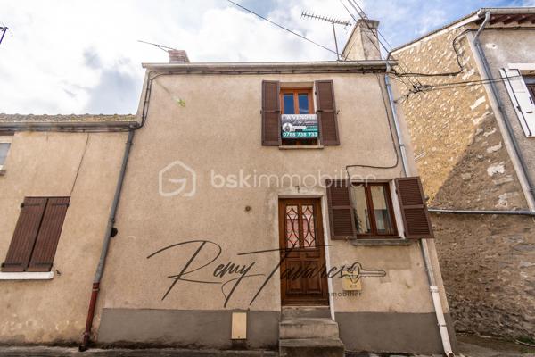 Exclusivité à Nemours, 5 minutes à pieds du Centre Ville, 15 minutes à pieds de la Gare (Ligne R 1h15 Paris Gare de Lyon). 
Devenez propriétaire de cette Maison avec Garage et Sous Sol pour le prix d'un appartement, les inconvénients en moins. 
Voici sa description, 
RDC : Entrée dans la Pièce de Vie, Cuisine / Salle à Manger, Salle d'Eau avec WC. 
1er Etage : Salon avec Chambre semi ouverte (ou 2 Chambres en enfilade). 
Par l'extérieur vous aurez accès au Sous Sol d'environ 20 m2 et un petit Garage de 9m2. 
Vous disposerez également d'un petit extérieur commun.

Les +++ :
- Faible Tarif 
- Proximité de toutes les commodités 
- Rénovation d'ampleur vers une Classe Energetique B via Aides de l'Etat possible pour les revenues les plus modestes. 
- Toiture récemment contrôlée 
- Bon rendement locatif potentiel après réalisation de travaux (750 euros par mois) 
- Possibilité d'acheter un deuxième lot équivalent pour une centralisation locative

Ne tardez plus, pour la visiter contactez-moi,


-