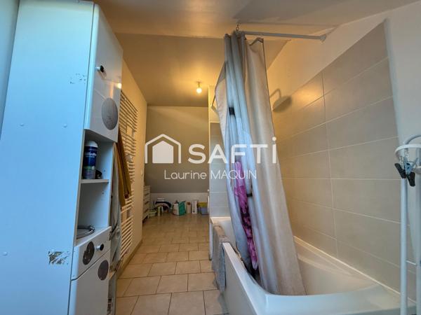 Maison 3 chambres disposant d’un garage et une cours