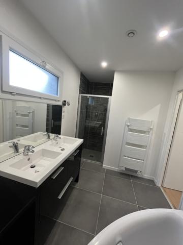 à vendre MÂCON ,maison plain-pied de 137 M2 P5 sur 747 m2 de terrain clos