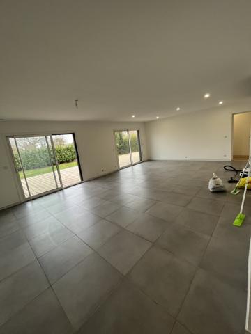à vendre MÂCON ,maison plain-pied de 137 M2 P5 sur 747 m2 de terrain clos