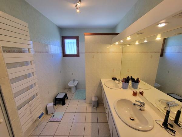 Villa avec sous-sol complet et terrain