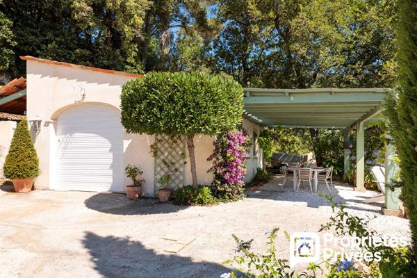 Villa de plain-pied avec grand garage et piscine au calme et vue dégagée